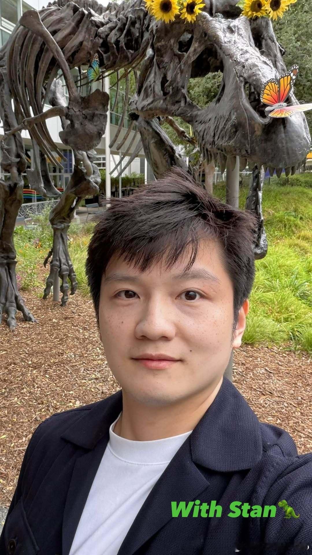 樊振东和霸王龙合影 美国行程满满🤙和中国驻旧金山总领事一起出席MLTT总决赛?