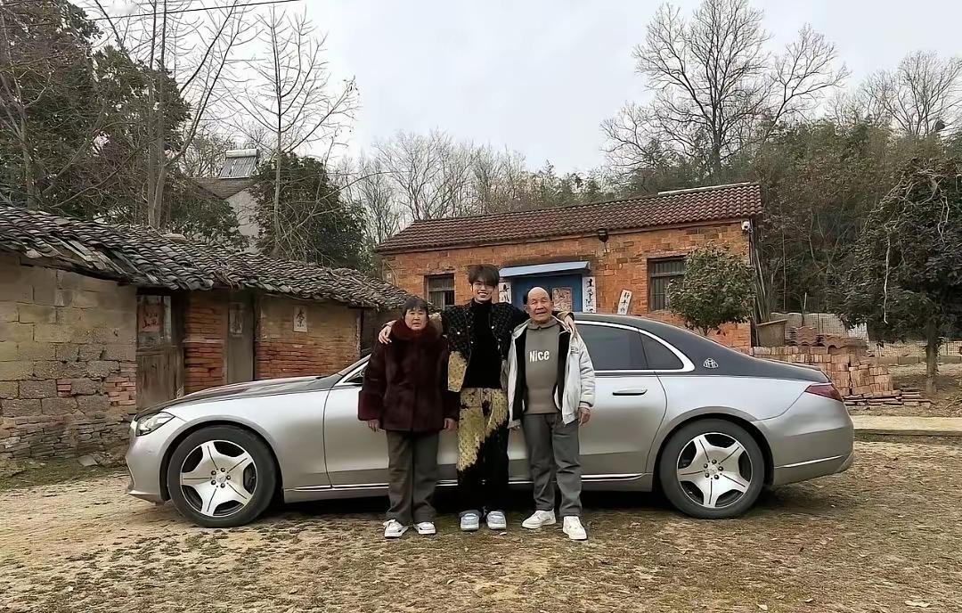 车，是豪车，就是这背景，不太搭，过于简陋了点。