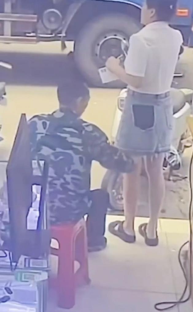 他这个人就好比当年的三毛、哪吒、金刚、葫芦娃，为什么都是小孩？大人谁能干出这事来