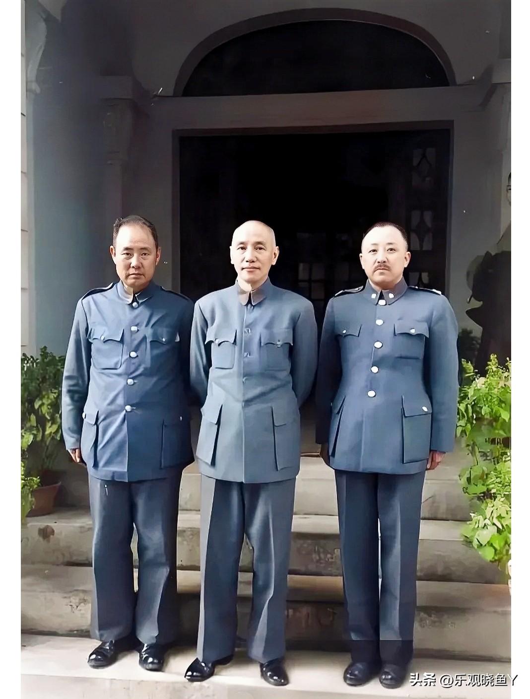 这才是傅作义与蒋中正及卫立煌的真实模样，绝非演员饰演的角色！这张老照片拍摄于上世