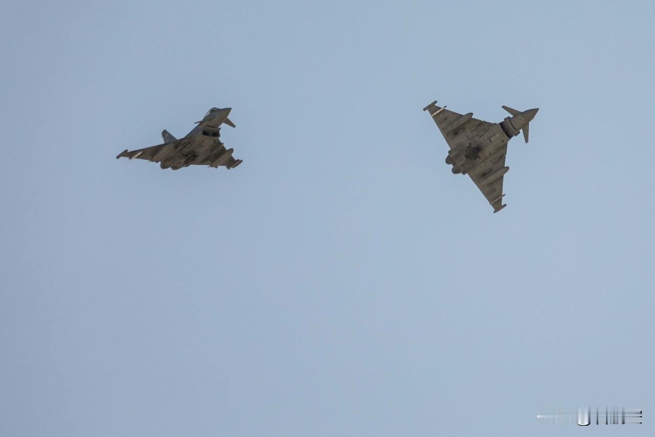 近日，英国皇家空军组织飞行训练，飞行员设定了模拟地面的“基准高度”。