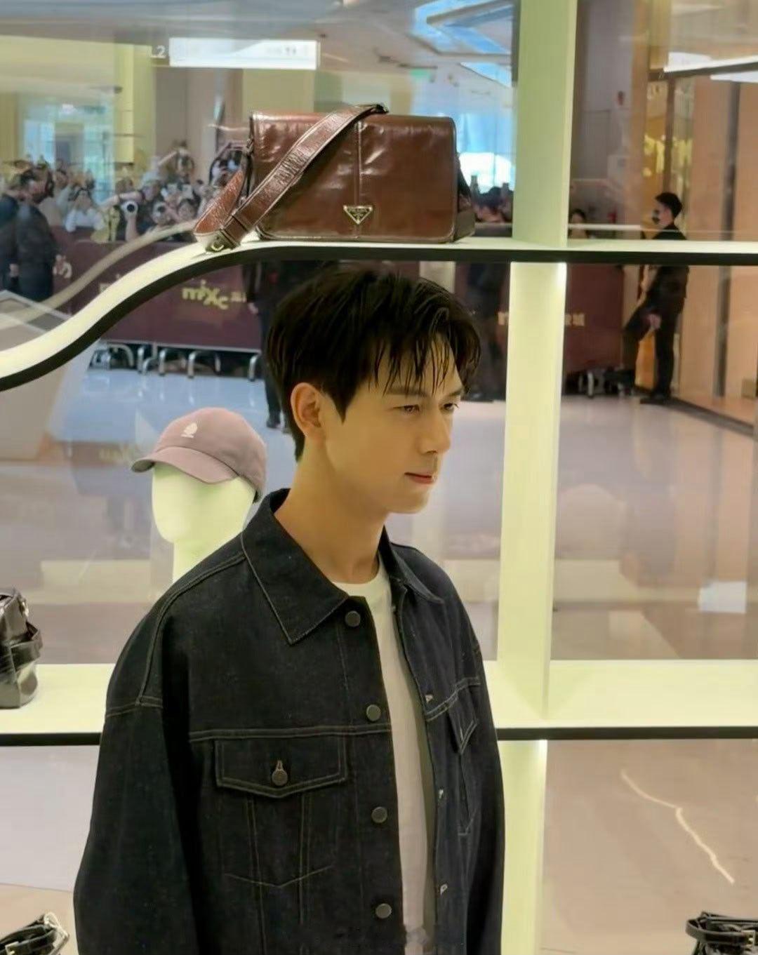 杨幂李现Prada造型 俊男美女好养眼 