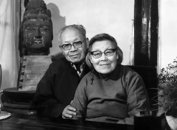 [太阳]1945年，王世襄和袁荃猷结婚。婚后，王世襄发现妻子除了会剥蒜，其他家务