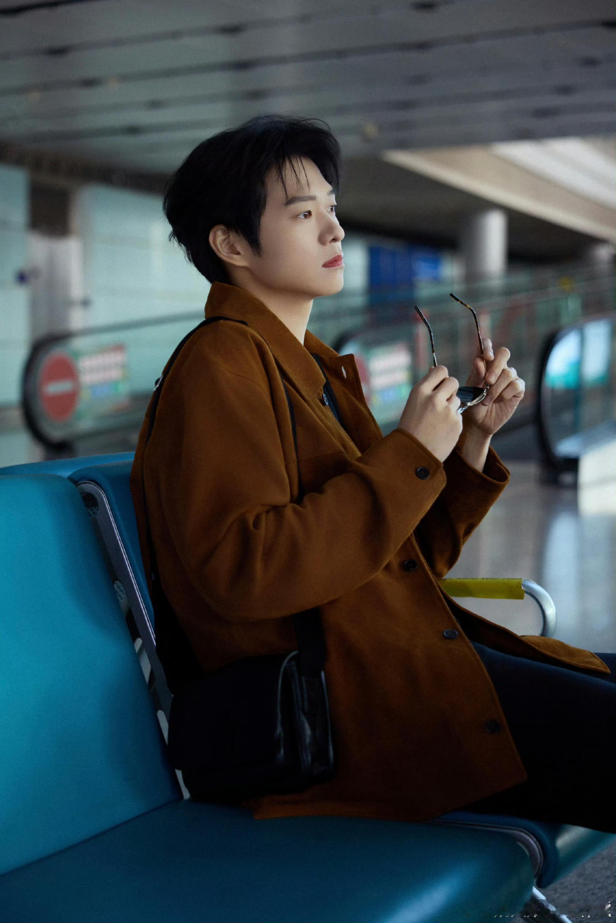 魏大勋像是去巴黎谈收购的hello时装周 魏大勋这波巴黎时装周出行鲨疯了！气场直