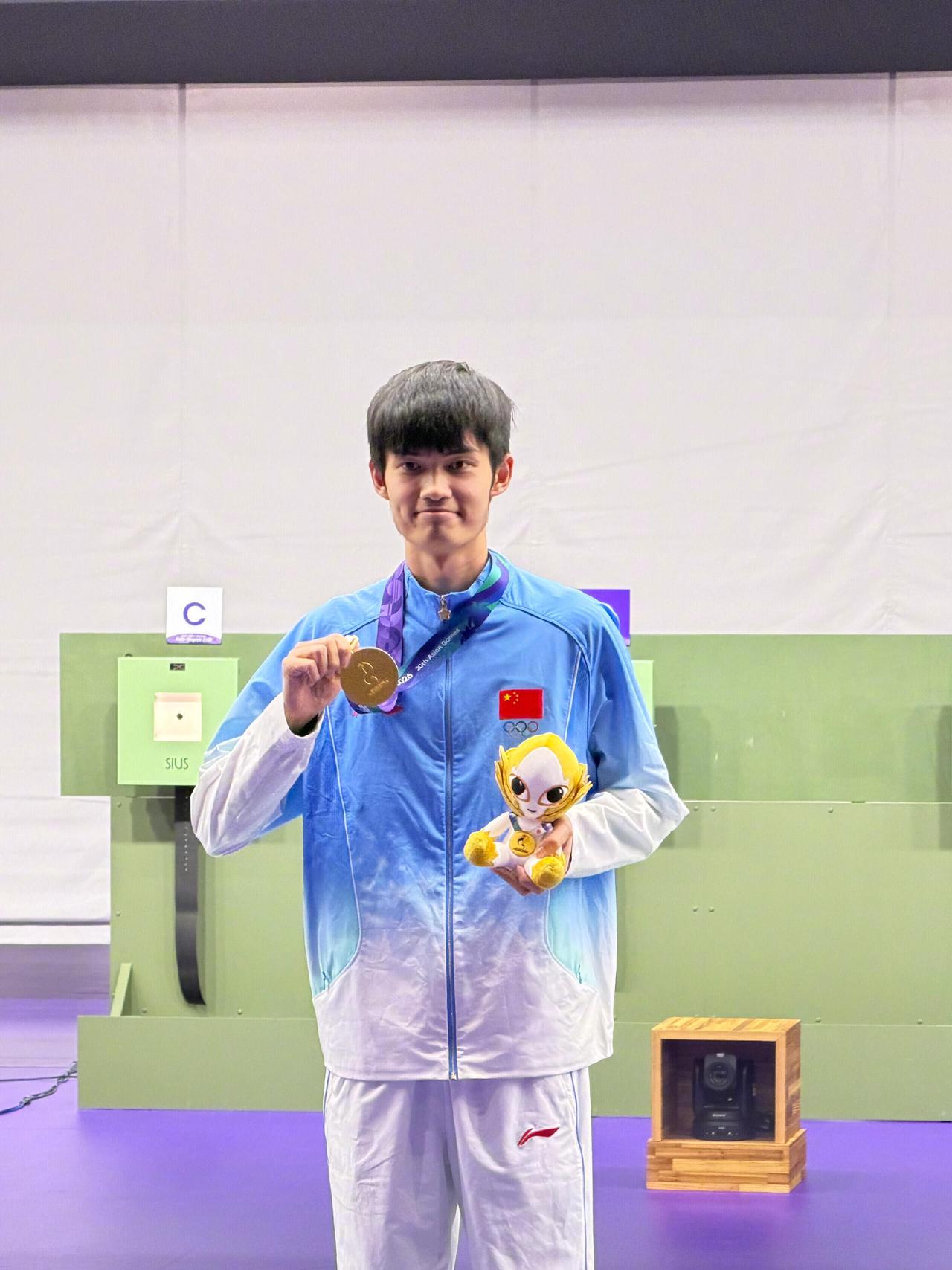 小孩哥真的好厉害，一下子就拿到了两块亮晶晶的金牌，干饭哥真厉害！
盛李豪从巴黎奥