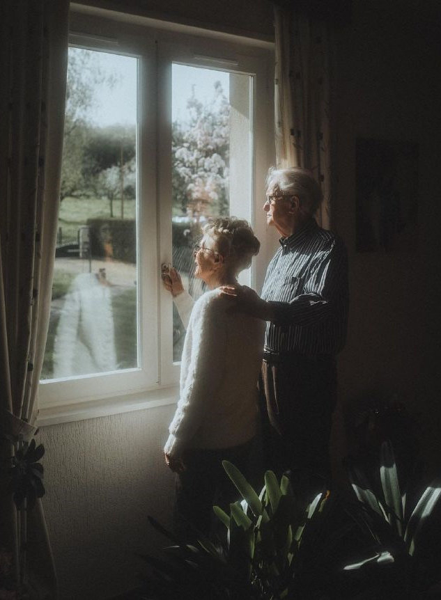 很温暖的一句话：“你根本不需要求证自己是否被爱着，爱你的人，会自己穿过人海，把安