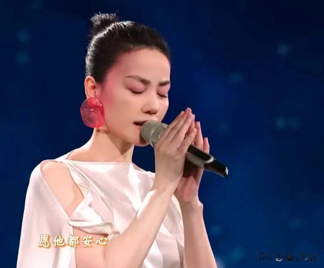 超级喜欢王菲昨天晚上的妆容，主要是因为这个审美，你一看就是她，仅此一人。人面桃花