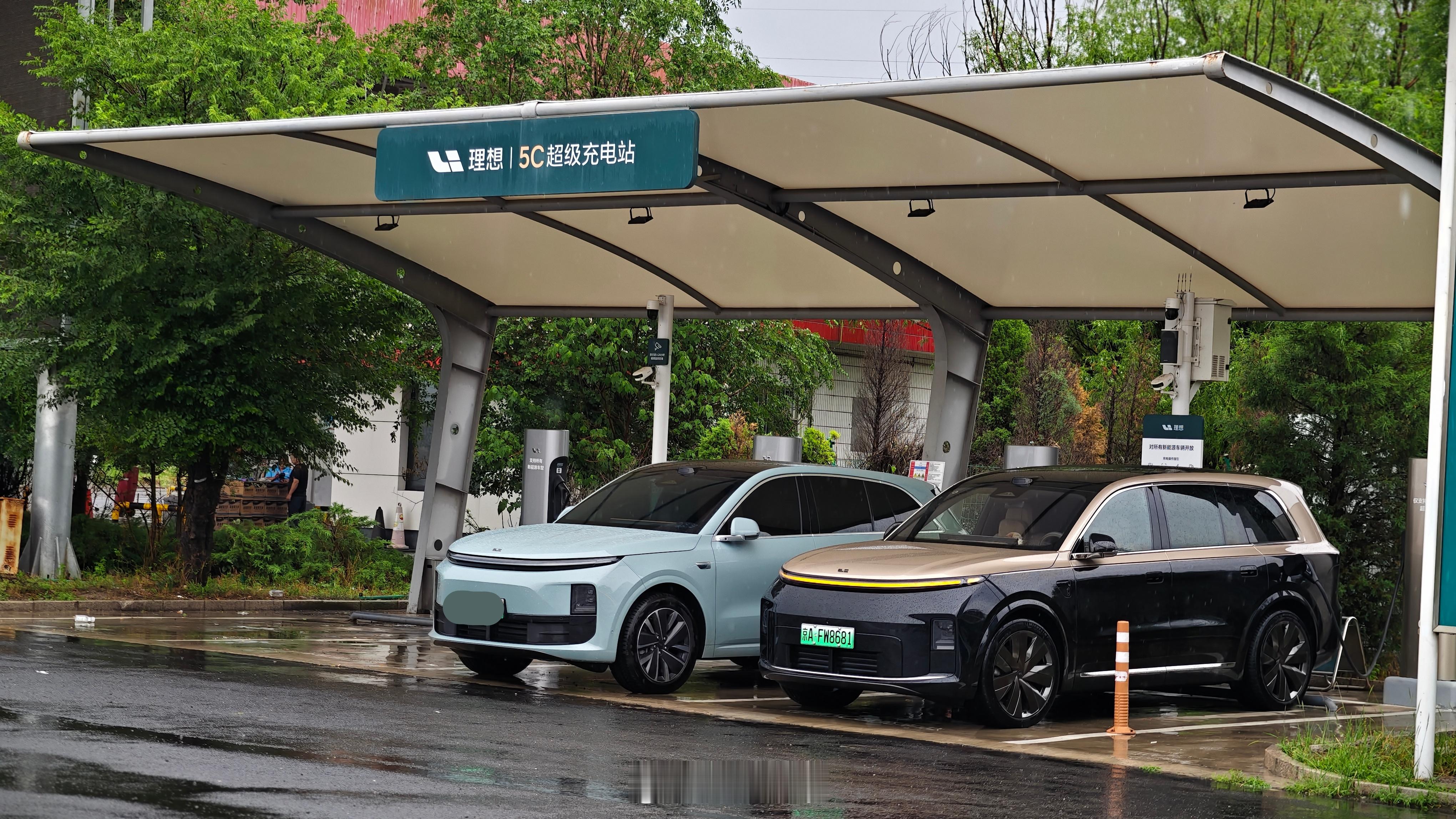 因为有了超过400km的CLTC纯电续航和5C充电能力，可以拥有即便跟纯电动车比
