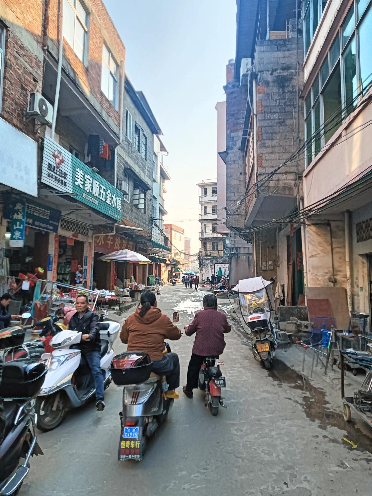 刚经过贵港市港北区大圩镇进去逛下街，大圩是原贵县四大圩之一。今日圩日人还是比较多