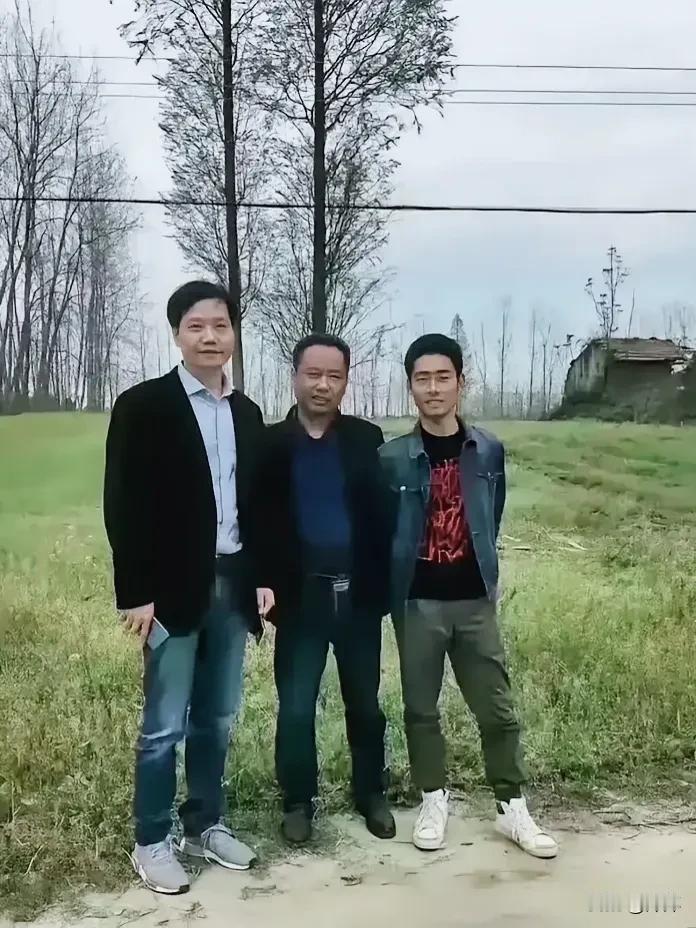 雷军回老家和发小合影，如今他已经是千亿老总。见到发小还在村里发展，他会不会安排个