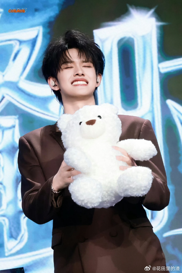 张极唱了周杰伦的歌 刚点开就被张极的声音抓住了，这首《烟花易冷》唱得太戳人了，情