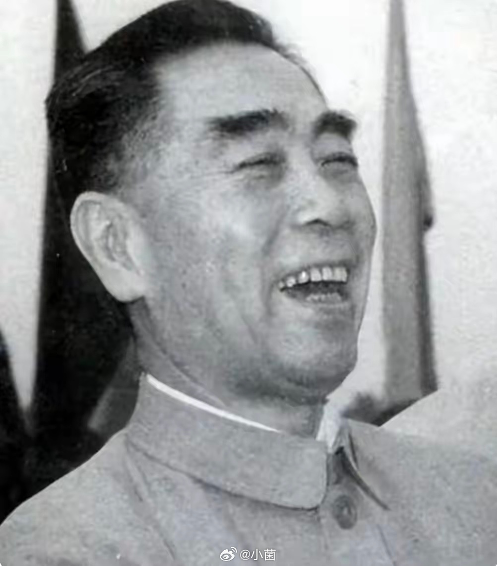 周总理一生胸怀大局、风度翩翩，心里装着百姓，为人沉稳又厚德载物。这张照片里，他笑