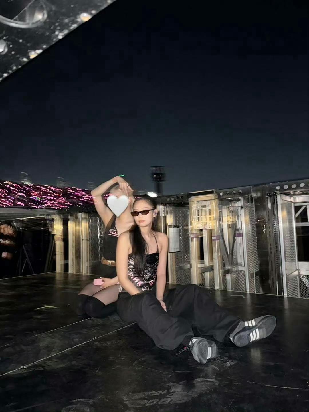Jennie打码朴彩英 也许是这张朴彩英表情不太好，但是Jennie很喜欢自己这