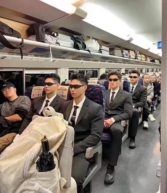 女士高铁突遇险！男子群英勇出击，离场瞬间紧张刺激！女士高铁遭遇猥琐男围攻！现场险