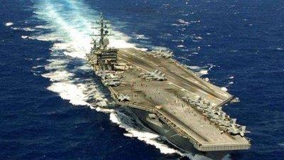 美军这操作把让人给看懵了！掉海里的天价战机说丢就丢，航母转头就跑路，这哪是怕不怕