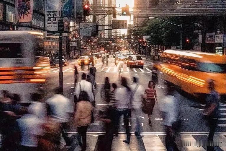 人们的负债现象，远比想象的严重。

70后小老板，每月入账十几万，
但是背负几百