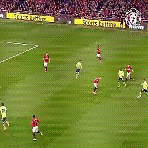 鲁尼在播客里评价，范佩西对阵阿斯顿维拉那记凌空抽射，就是英超史上最精彩的进球。