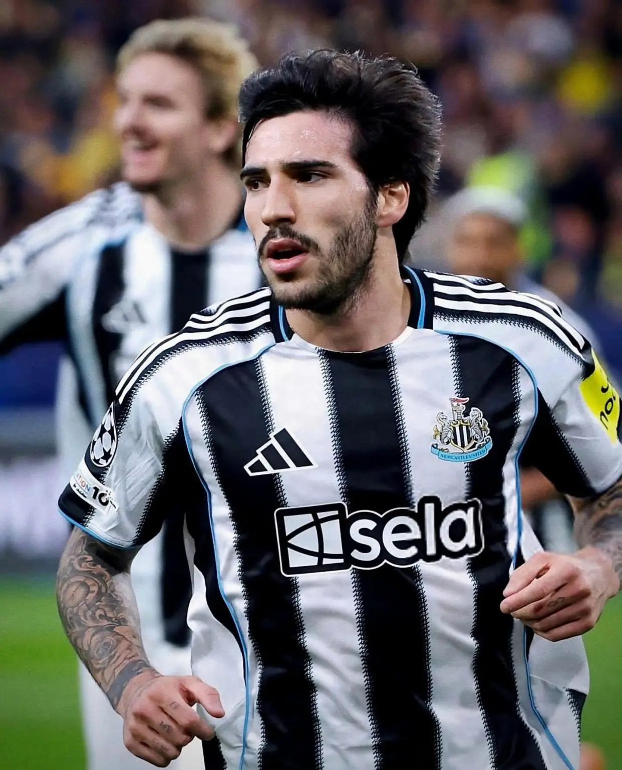 罗马诺称曼联的引援目标是托纳利，想要通过托纳利来改造中场。
对曼联有利的一点是托