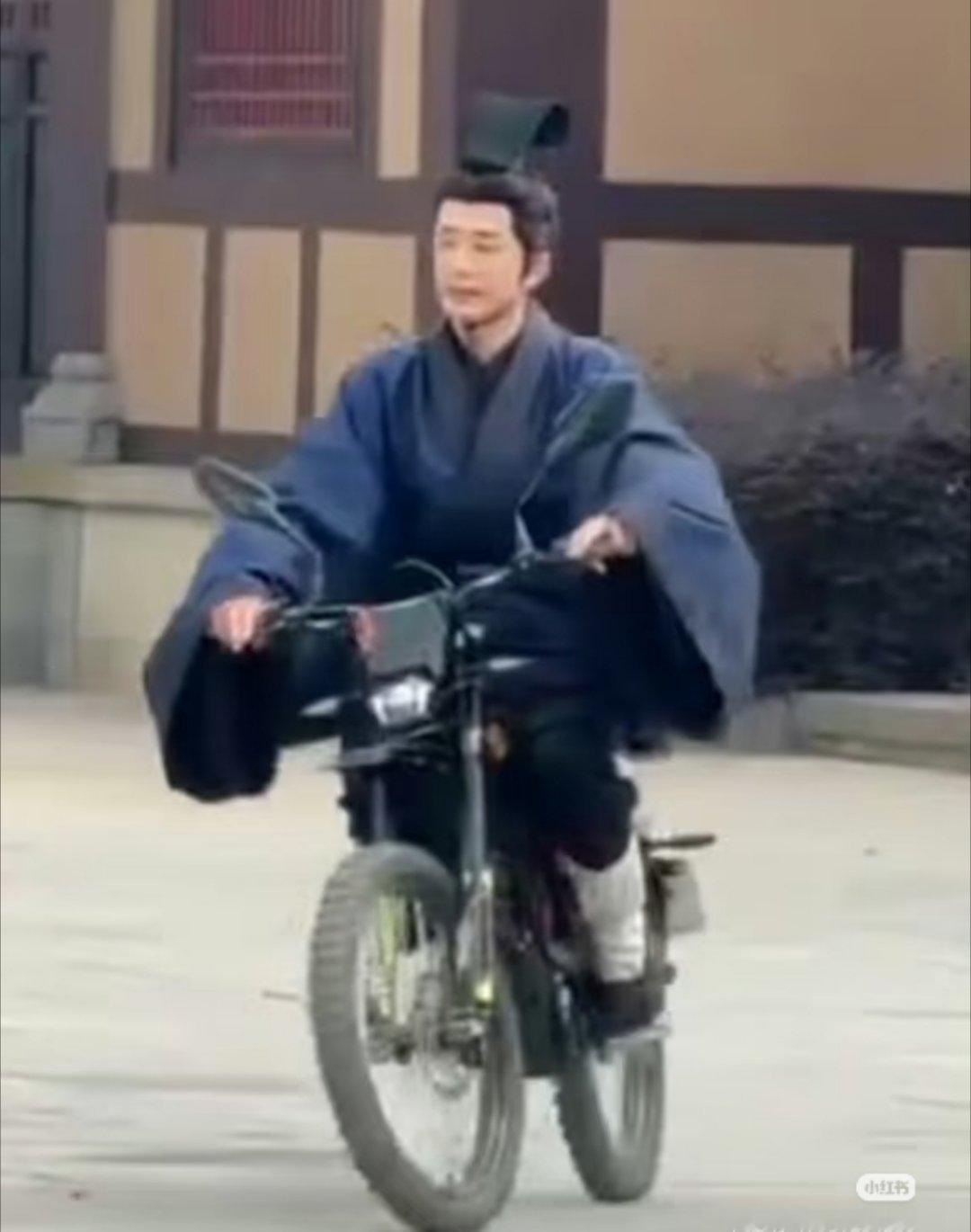 骑着小车车干甚去啊 