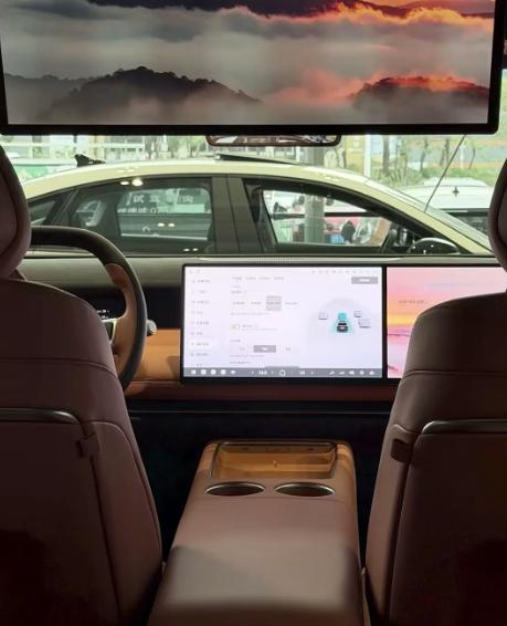 智能座舱迎范式变革。白皮书指出配装率超76%但体验有限，端侧AI与密度定律破解成