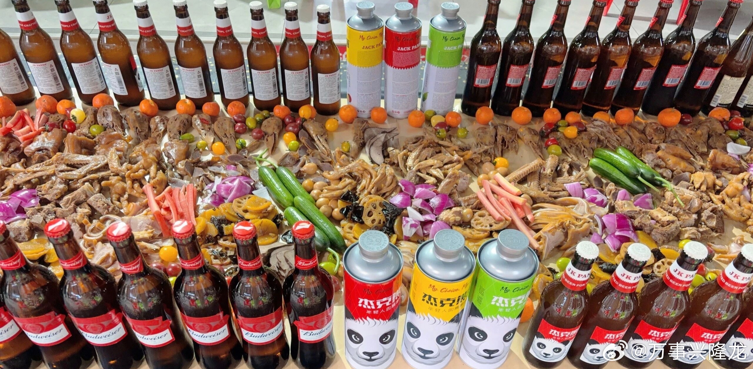 从摆满酒菜到饭后桌面，一眼就能看出这场聚会有多热闹尽兴！ 