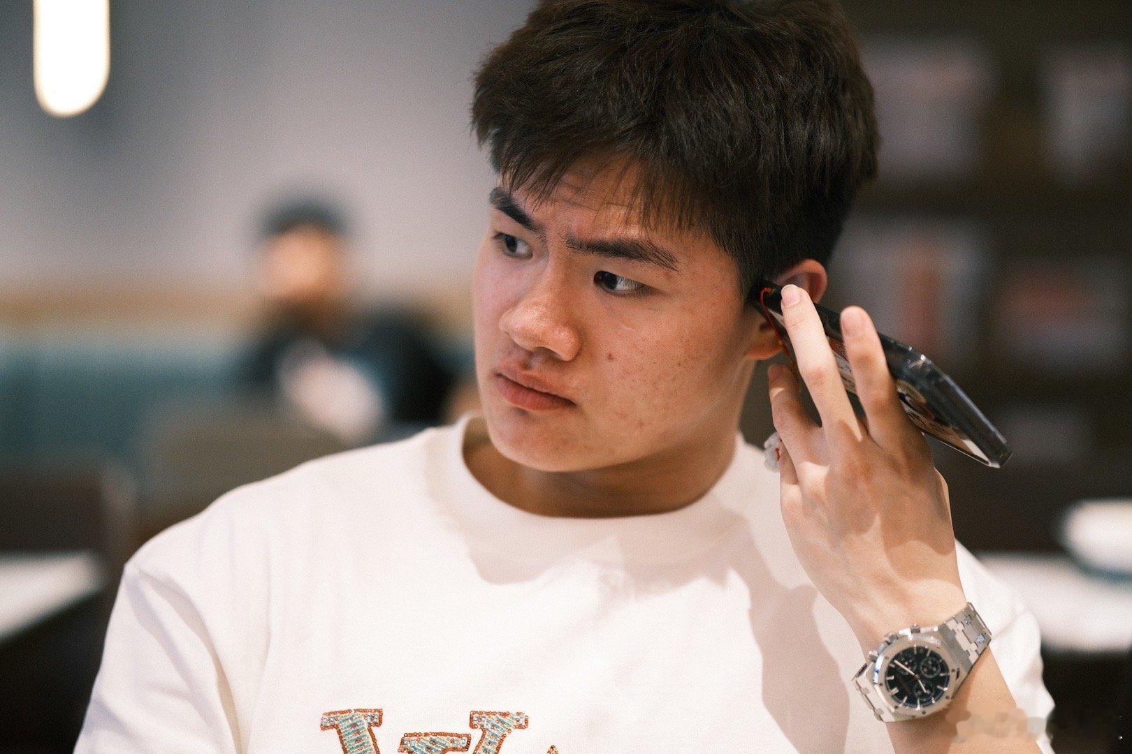 #梁伟铿的脾气是真好# 铿仔真的是出了名的脾气好[笑cry] ​​​