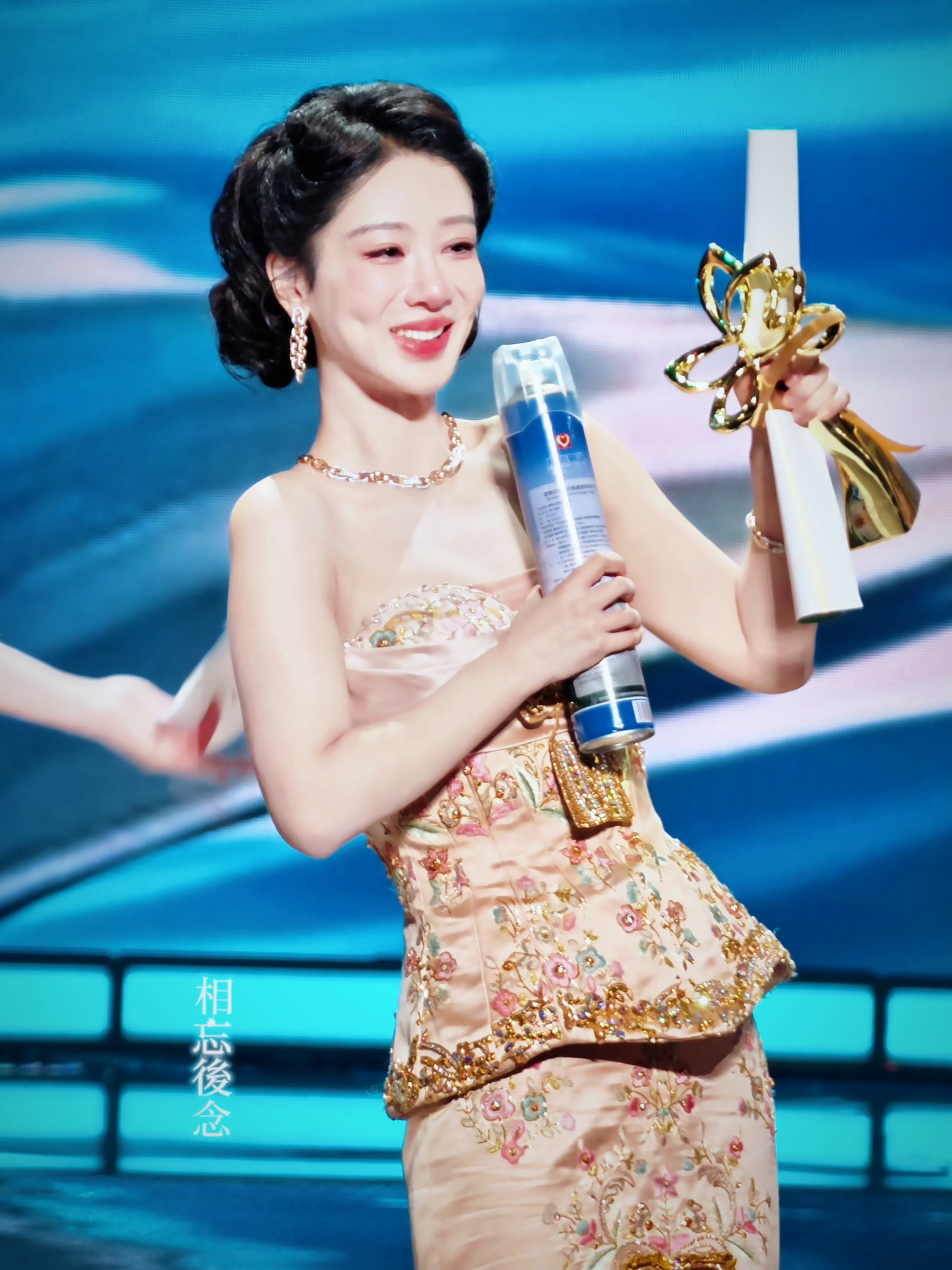 明天又要见白玉兰首位90后最佳女主角了，好开心好激动肿么办杨紫全家福 || 