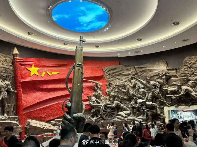 【南昌起义：一个年轻政党在黎明前的抉择】1927年春夏，蒋介石、汪精卫相继叛变革