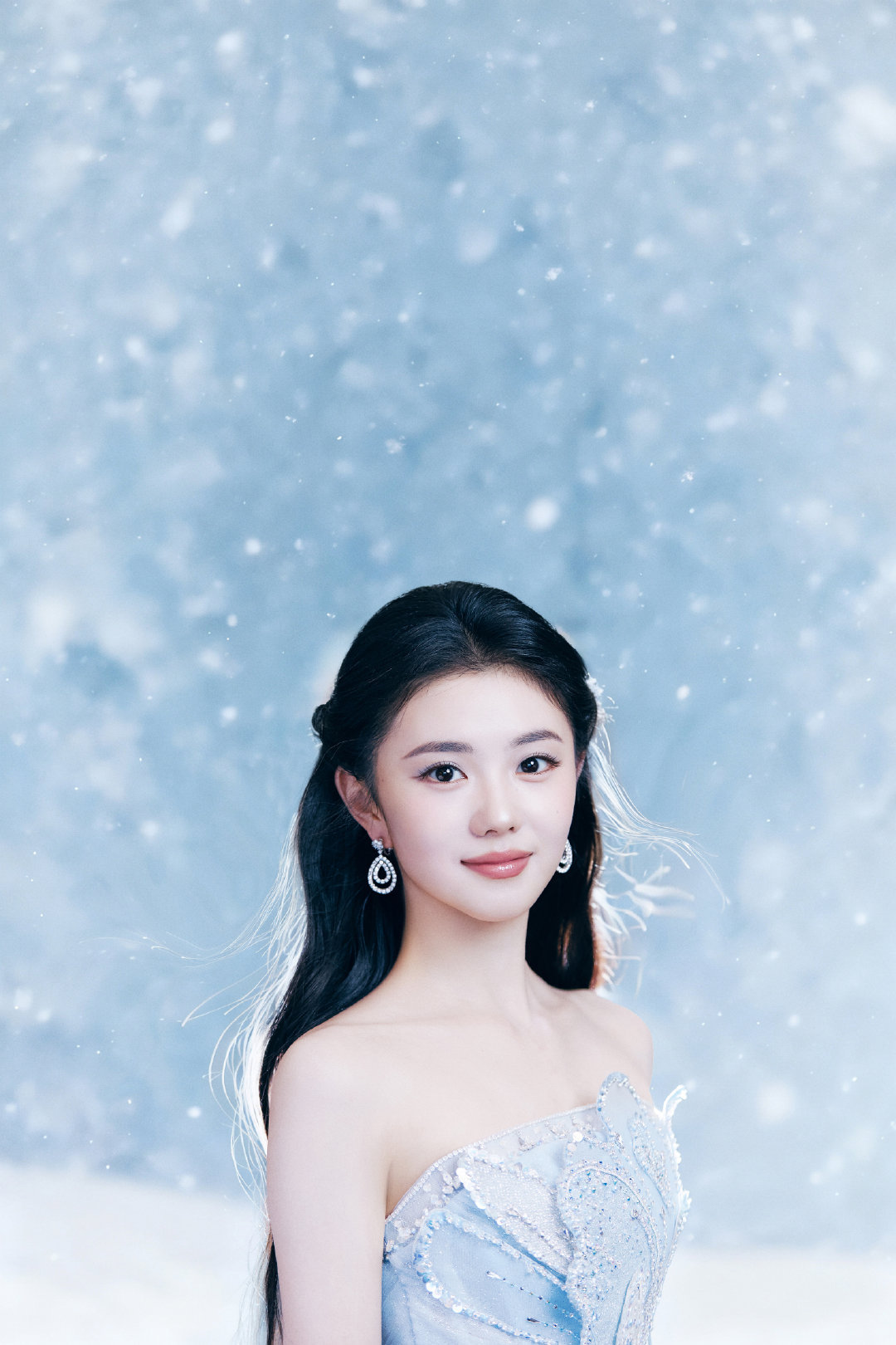 刘浩存｜吉林卫视春晚造型出图，身穿The Reve 2026春夏婚纱系列，搭配黑