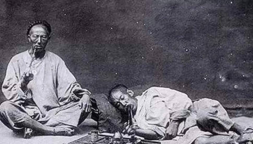 鸦片战争惨败割地赔款以后，清朝还能继续坚持70多年，因为西方给清朝送来两样救命的