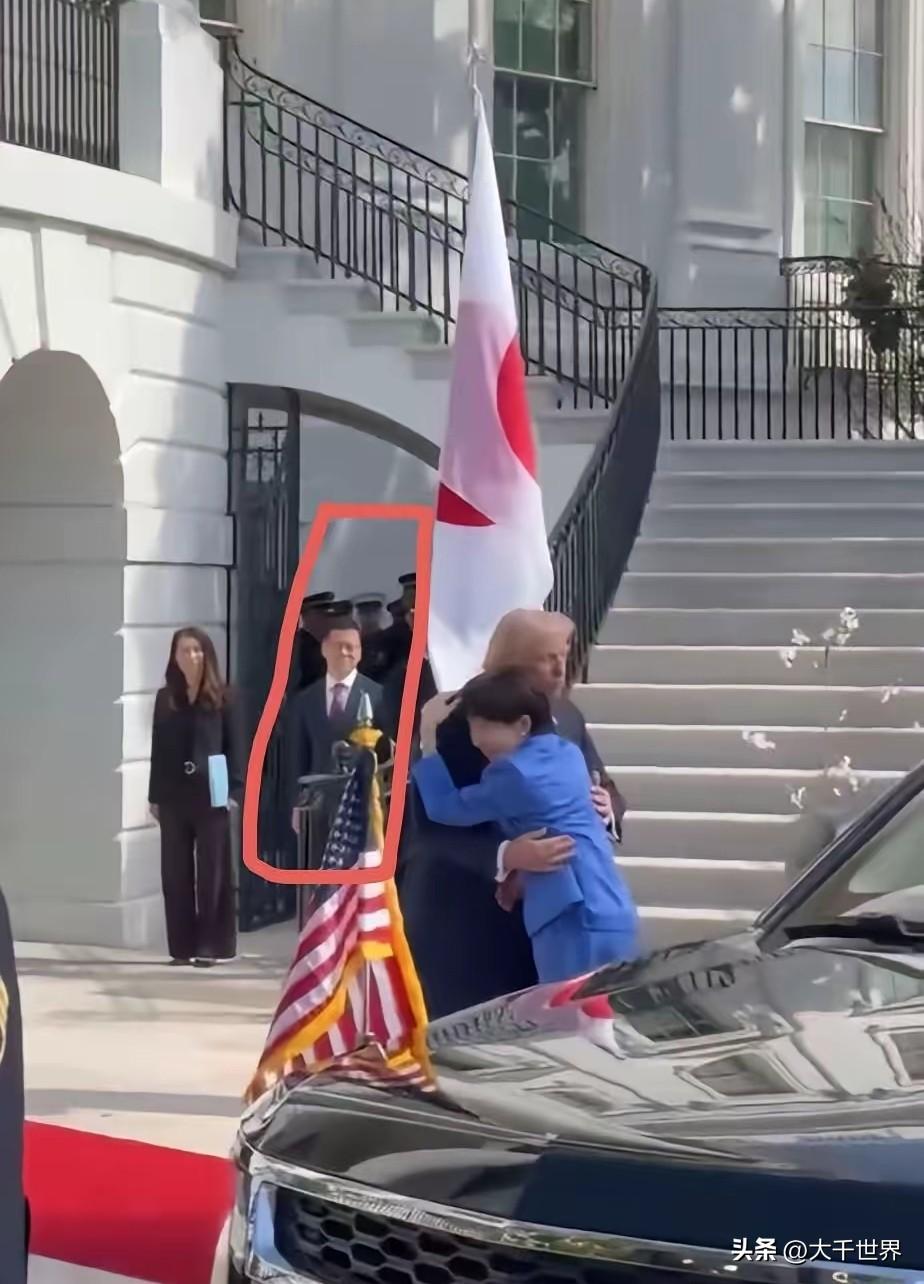 大家有没发现一个细节,高市和特朗普在前面激情拥抱,后面的日本翻译那是一脸的无奈和