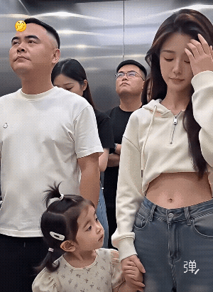 小宝贝为啥牵阿姨的手？孩子不懂事，爸爸也不懂事？[偷笑]