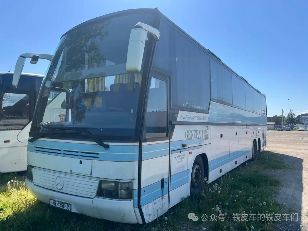 就问你们？
外观帅呆了吗？
图中是上世纪90年代欧系三轴豪华长途客车，现在国产车