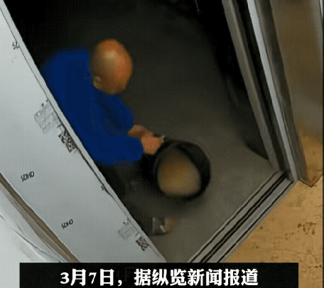 老人半夜把臭水往电梯井里倒，恶心至极！有些人的坏是骨子里带的，无关年龄！ 