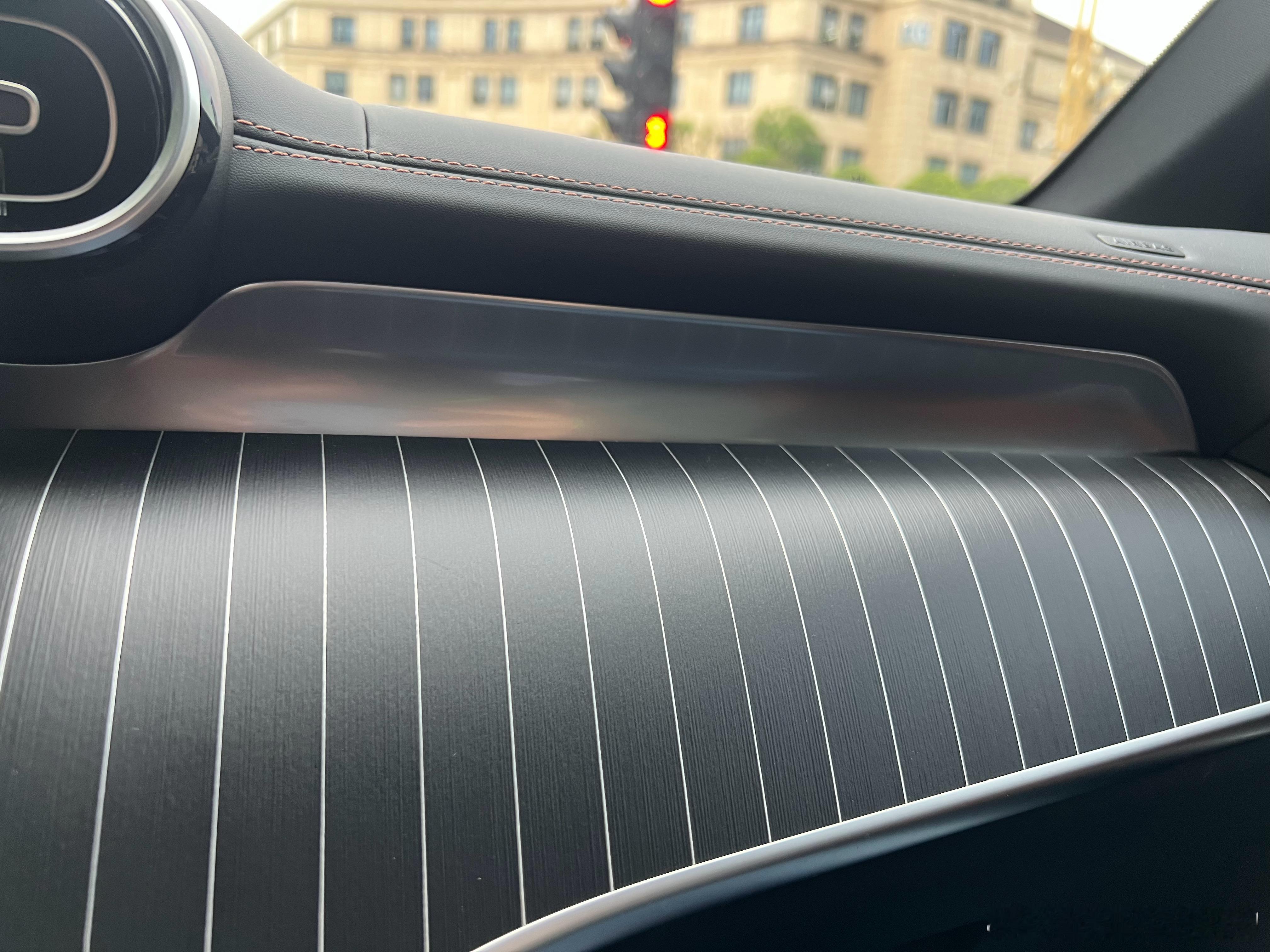 奔驰这个实木+铝的设计实物看起来很高级既有实木的传统豪华，又有金属的现代科技 