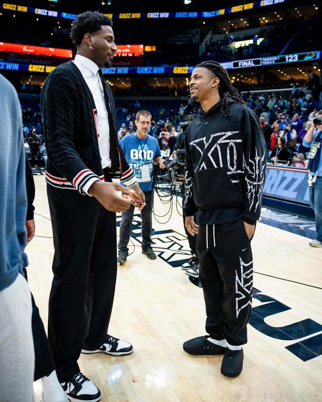 只看这张图，还以为这俩还在一队莫兰特nba