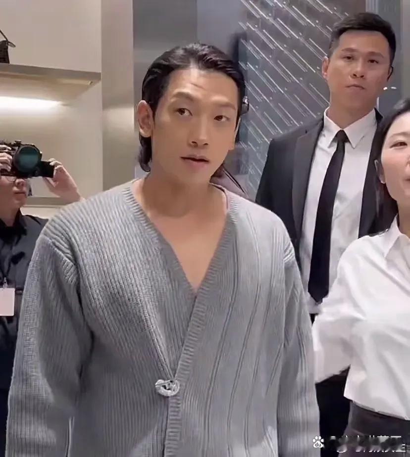 Rain结婚后更注重家庭了，虽然有点发福，但看起来还是很幸福 
