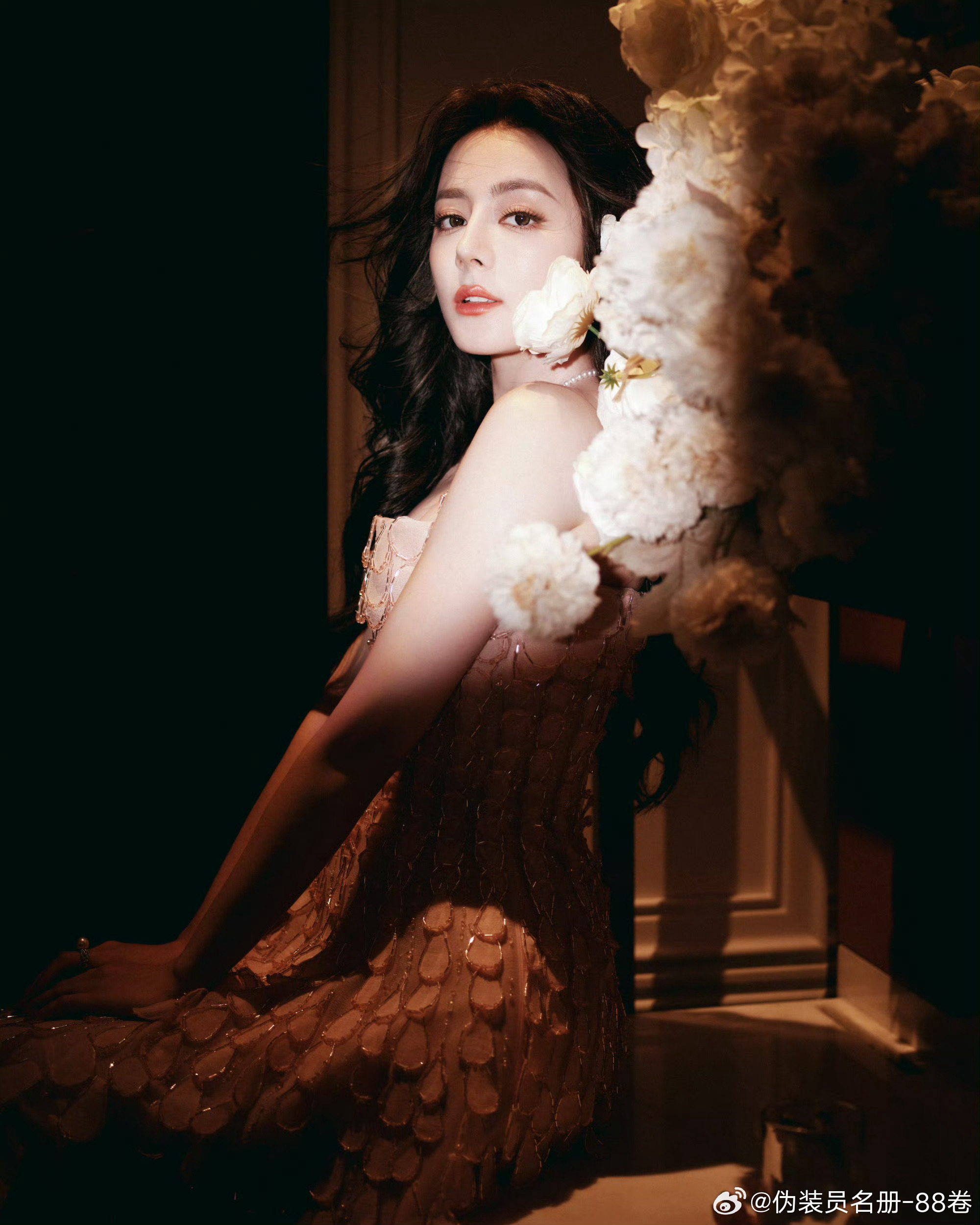 迪丽热巴 时代在召唤我们这一代青年人，用辛勤的汗水汇聚成源源不竭的洪流，形成巨大