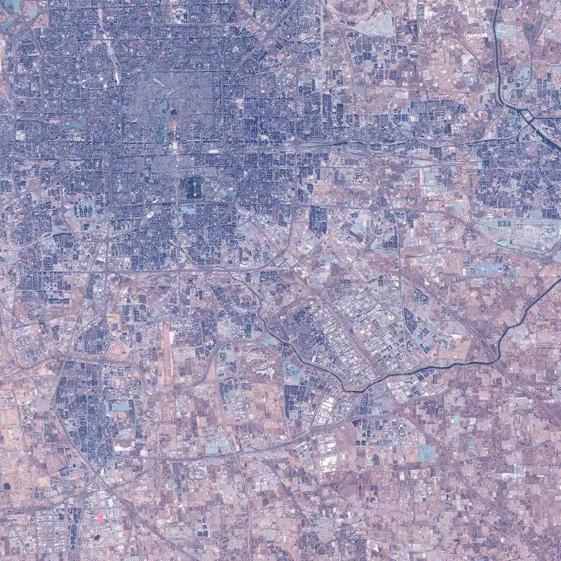 卫星影像对于监测敌方的通讯枢纽和指挥中心也有着重要作用。一旦发现这些关键地点有大