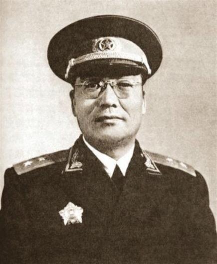 1945年，韩练成率领46军进驻海南岛，清剿琼崖纵队。由于电台损毁，冯白驹根本不