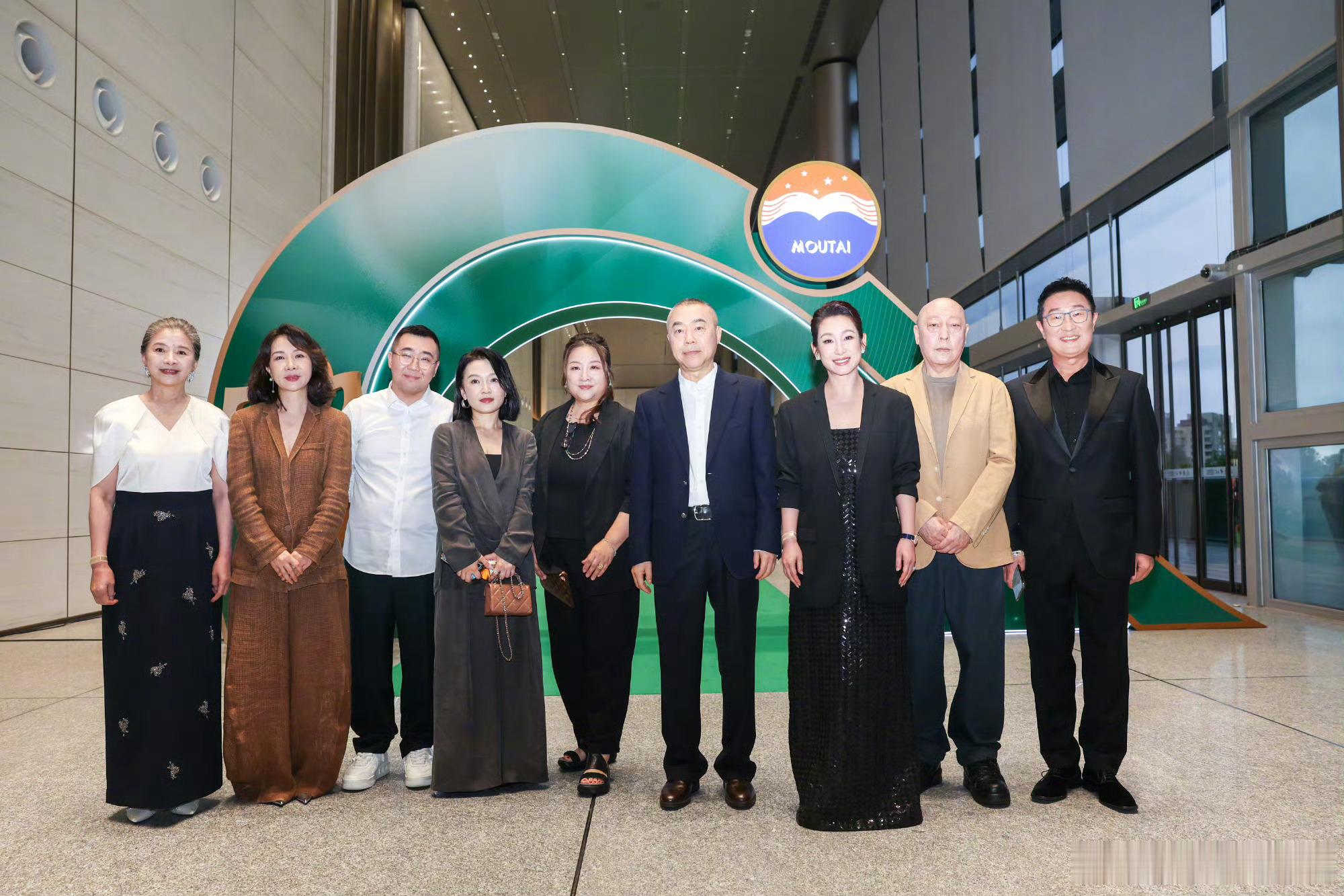 现在向我们走来的是：白玉兰最佳女主角杨幂白玉兰最佳男配角林永健，倪大红白玉兰最佳