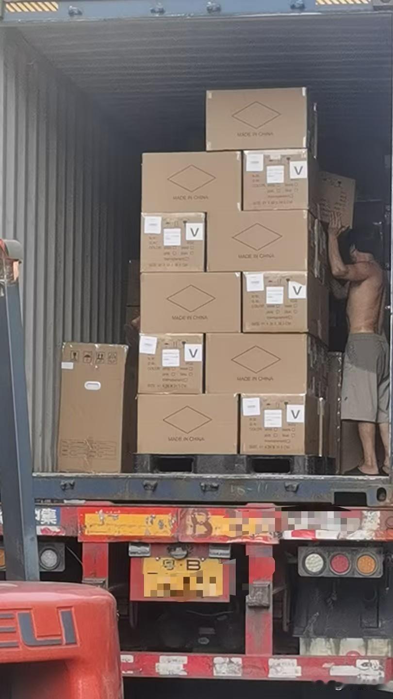 这行情太扎心了！满头大汗装完这一柜子货，看着这堆叠整齐的“中国制造”箱子，本想赚