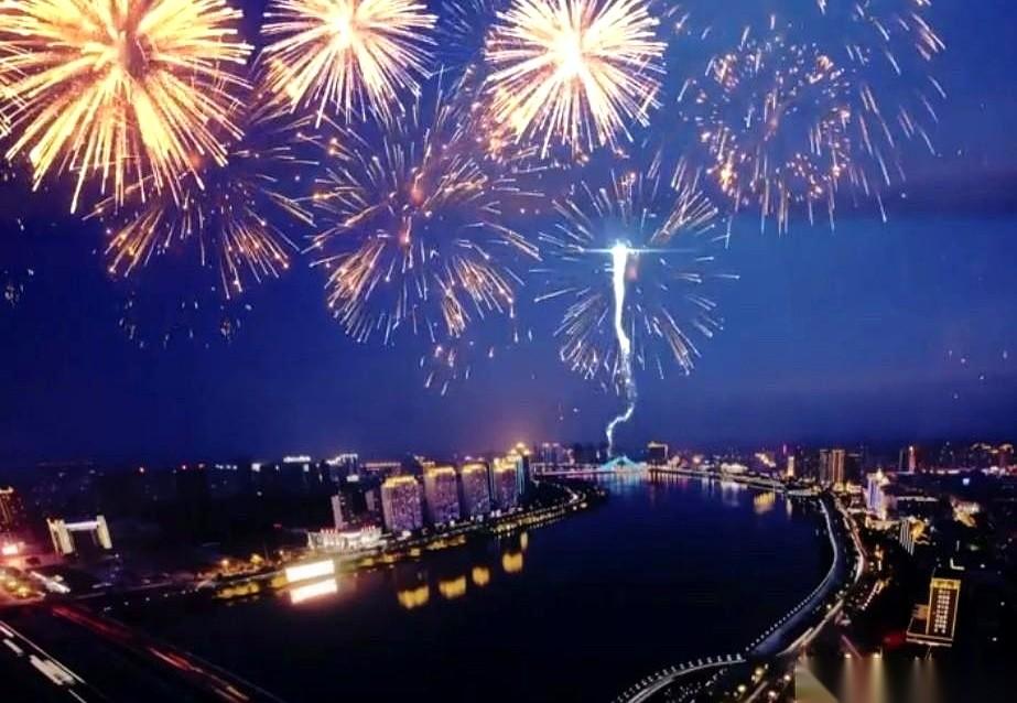 零下二十多度的江边，人挤着人，嘴里哈出的白气都能结成冰。
就在那个瞬间，第一朵烟