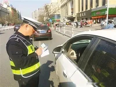 交通警察贴罚单，就是是为多拿奖金！

春夏秋冬，总是看到交通警察在维护交通秩序忙