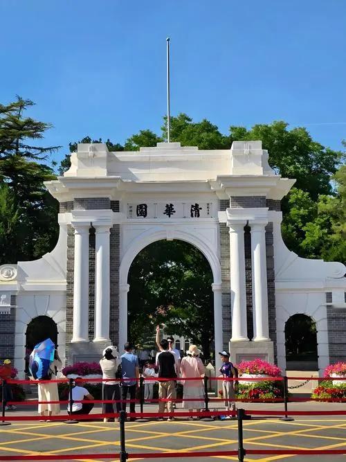 如果孩子是在小地方，是偏远地区出生上学的。
在他上小学以后，家长有条件一定在孩子