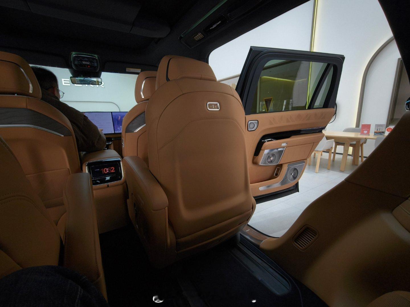 仔细感受了9X的第三排，分享几个细节：后门门洞很大，C柱下面侧围板上有座椅的翻折