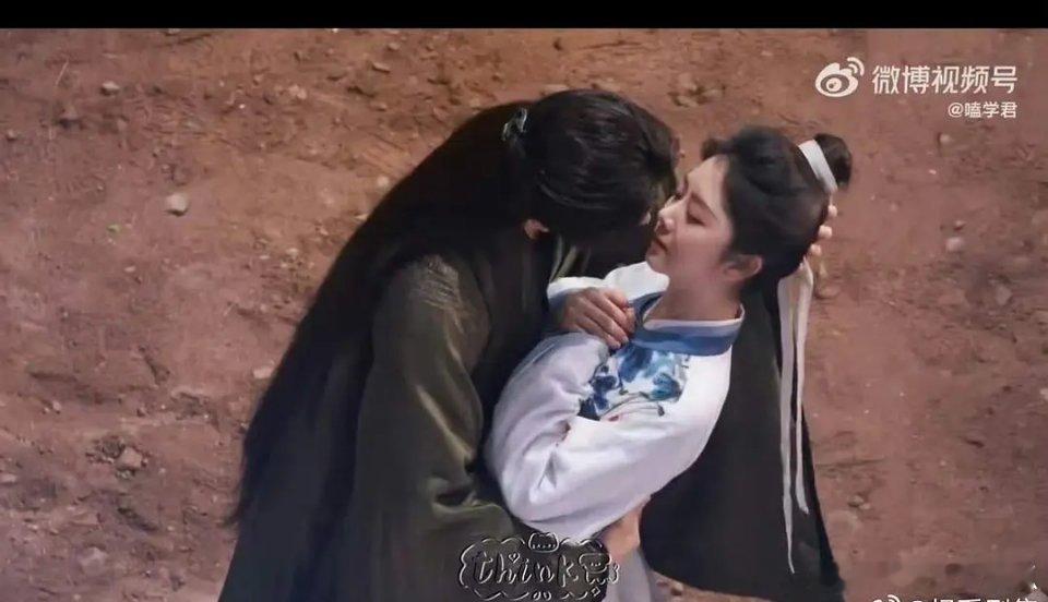 谭松韵和侯明昊的吻戏，我差点看成了美女与野兽 ​​​
