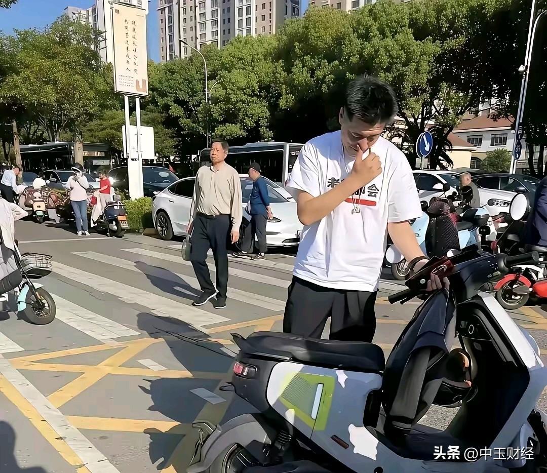 刚刚看到一则视频，呈现的是张雪峰对于炒股的看法。
在家庭教育方面，张雪峰严禁家人