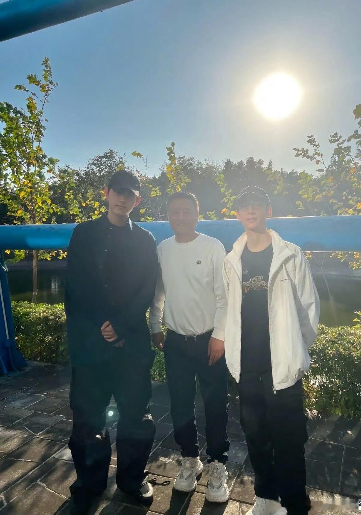 哇 这是什么时候的合照啊，陈飞宇罗云熙那部剧还能抬上来吗 