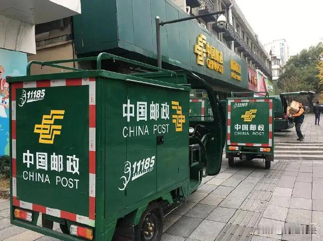 江苏苏州，快递员因为系统定位偏差的缘故，将快递误送到离女客户家几百米远的站点。等